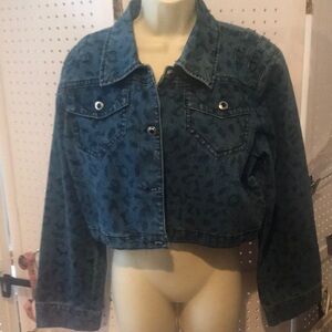 Zoey & Beth Plus blue leopard print Jean jacket with front snap pockets